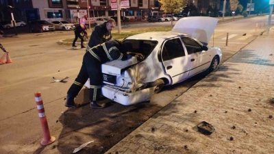 Erzincan Yeni Mahalle’de iki otomobilin çarpışması sonucu meydana gelen trafik