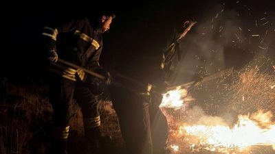 Erzincan-Gümüşhane kara yolu üzerinde bulunan Ahmediye Geçidinde çıkan örtü yangını