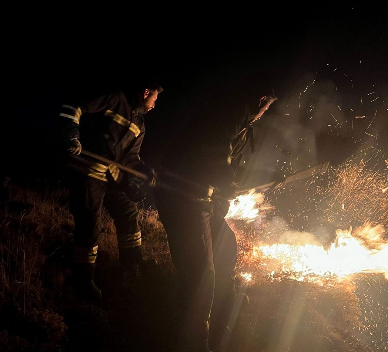 Erzincan-Gümüşhane kara yolu üzerinde bulunan Ahmediye Geçidinde çıkan örtü yangını