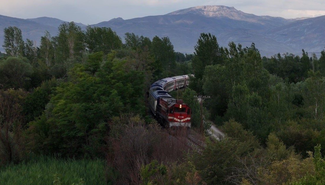 Seyrine doyumsuz manzara eşliğinde Sivas Divriği’den-İliç Erzincan güzergâhına yol alan,