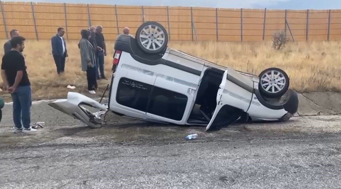 Erzincan-Gümüşhane kara yolunda takla atan otomobildeki 4 kişi yaralandı. Kaza,