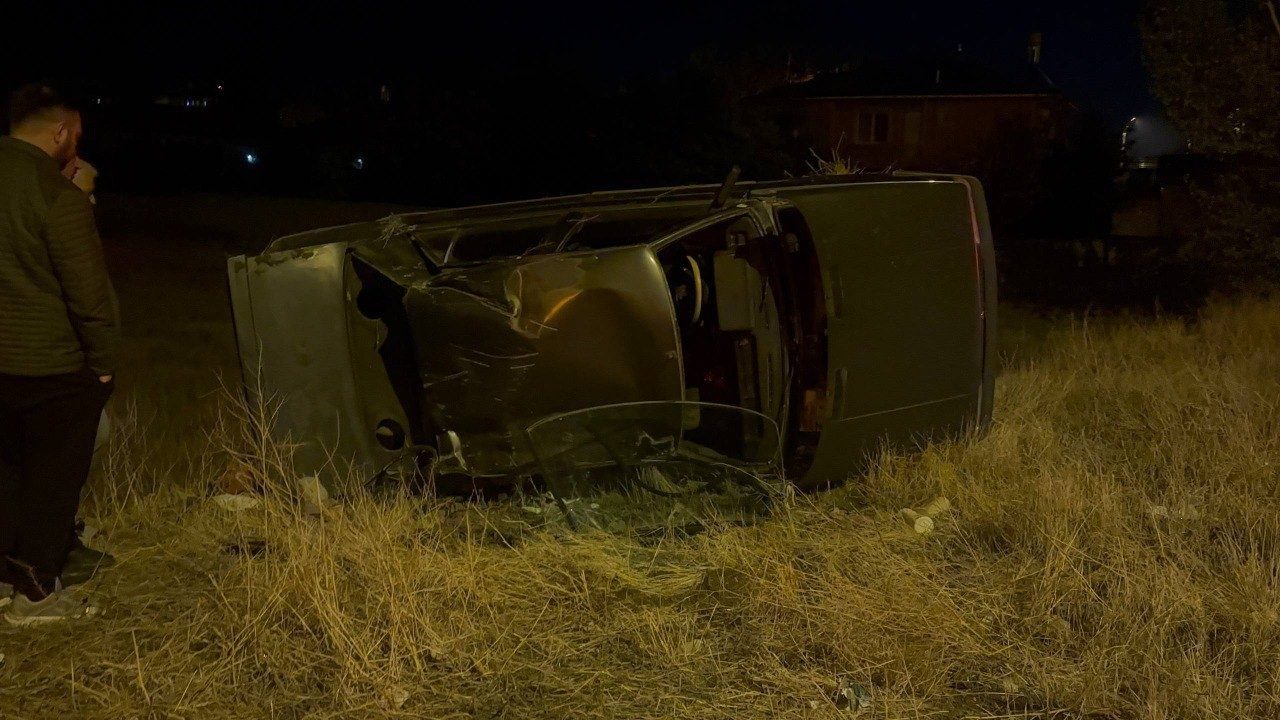 Erzincan’da kontrolden çıkan bir otomobilin takla atması sonucu meydana gelen