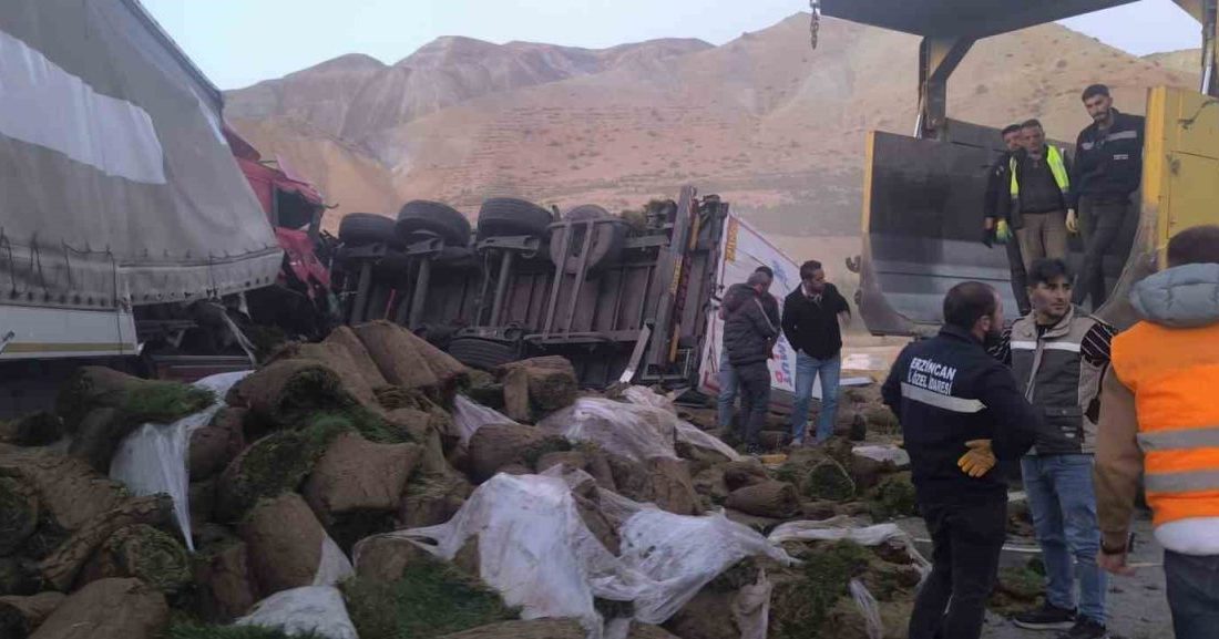 Erzincan’da iki tırın çarpışması sonucu meydana gelen trafik kazasında iki
