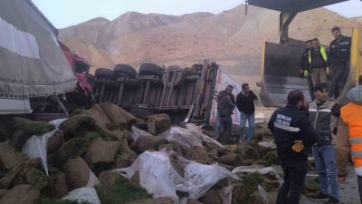 Erzincan’da iki tırın çarpışması sonucu meydana gelen trafik kazasında iki