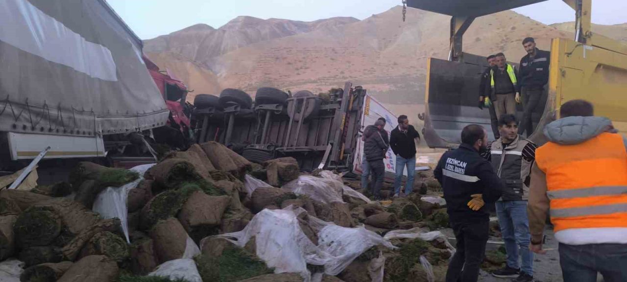 Erzincan’da iki tırın çarpışması sonucu meydana gelen trafik kazasında iki