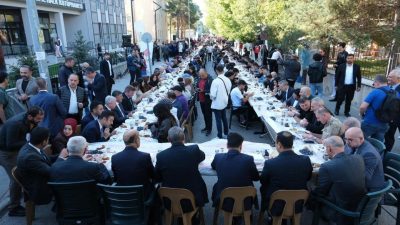 Üniversiteyi kazanarak Erzincan’a gelen üniversite öğrencileri Kütüphane Sokakta düzenlenen kahvaltı