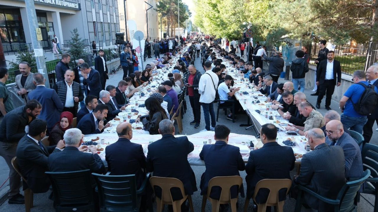 Üniversiteyi kazanarak Erzincan’a gelen üniversite öğrencileri Kütüphane Sokakta düzenlenen kahvaltı