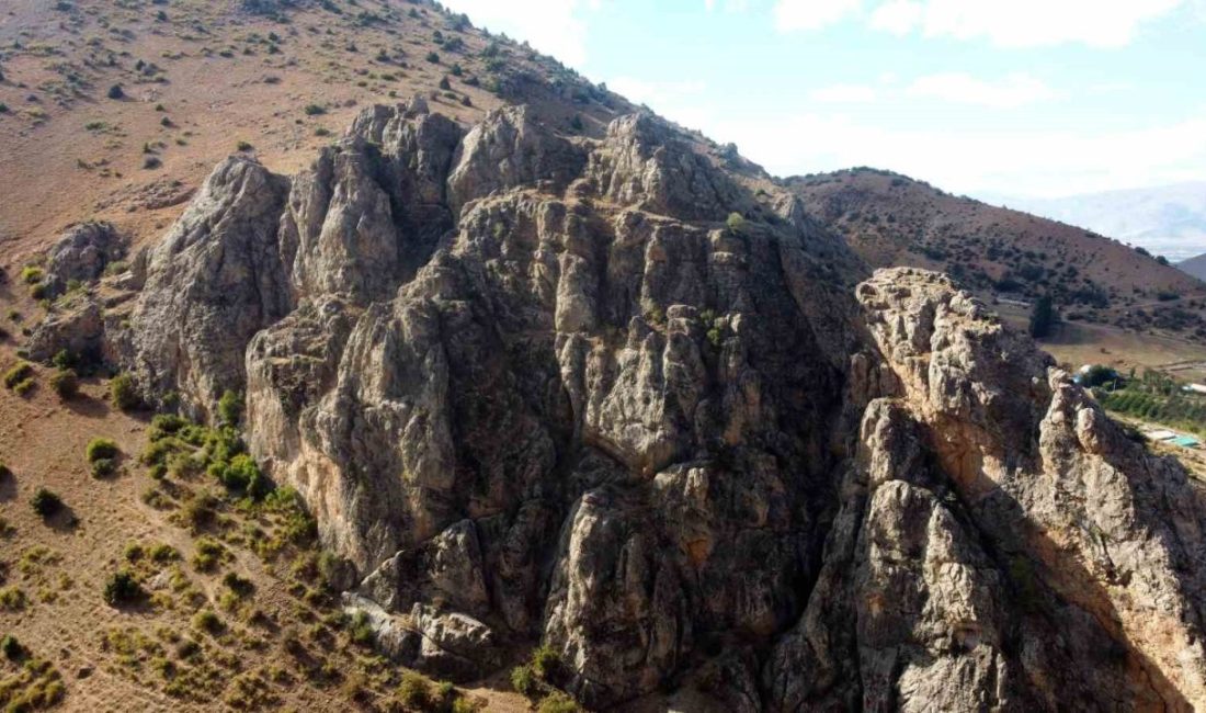 Girlevik Şelalesi suyunun çıktığı Kalecik köyünde, Munzur dağının eteğinde sarp