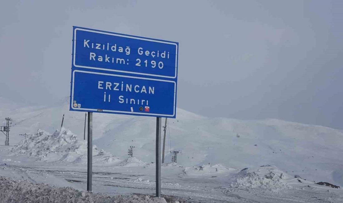 Hava sıcaklığının 10 derece düştüğü Erzincan’ın yüksek kesimlerine kar yağdı.