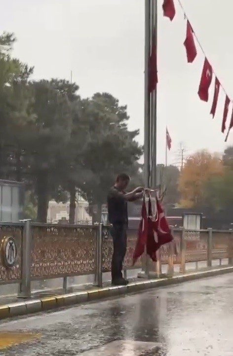 Erzincan’da Cumhuriyet Bayramı kutlamaları için cadde ve sokaklara asılan Türk