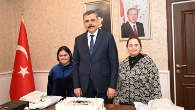 Erzurum Valisi Mustafa Çiftçi, “Valiliğimizin gülleri” diye adlandırdığı down sendromlu