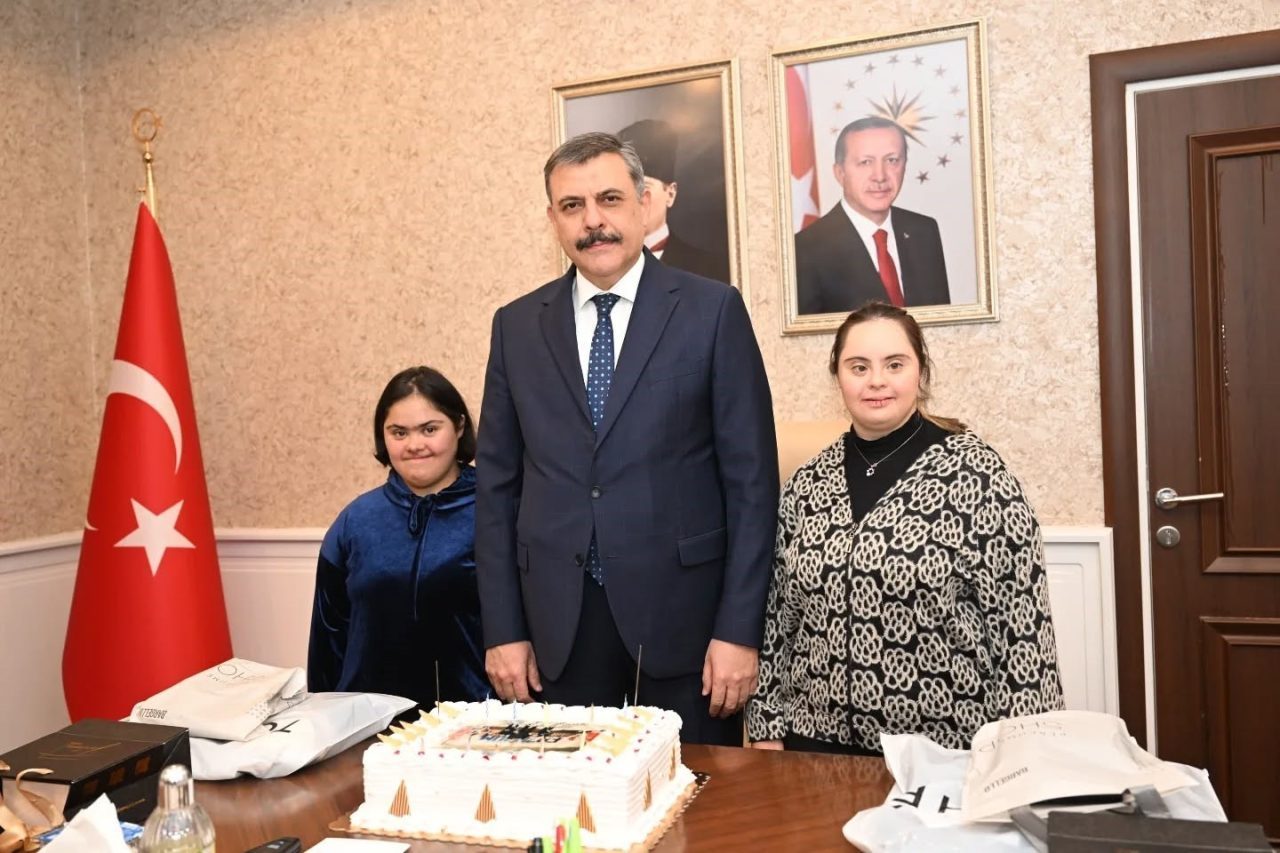 Erzurum Valisi Mustafa Çiftçi, “Valiliğimizin gülleri” diye adlandırdığı down sendromlu