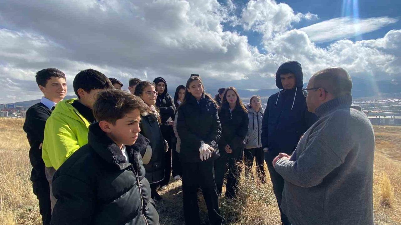 Erzurum’da meslek liseliler, kentin tarihi miraslarından Küçük Kiremitlik Tabyası’nda temizlik