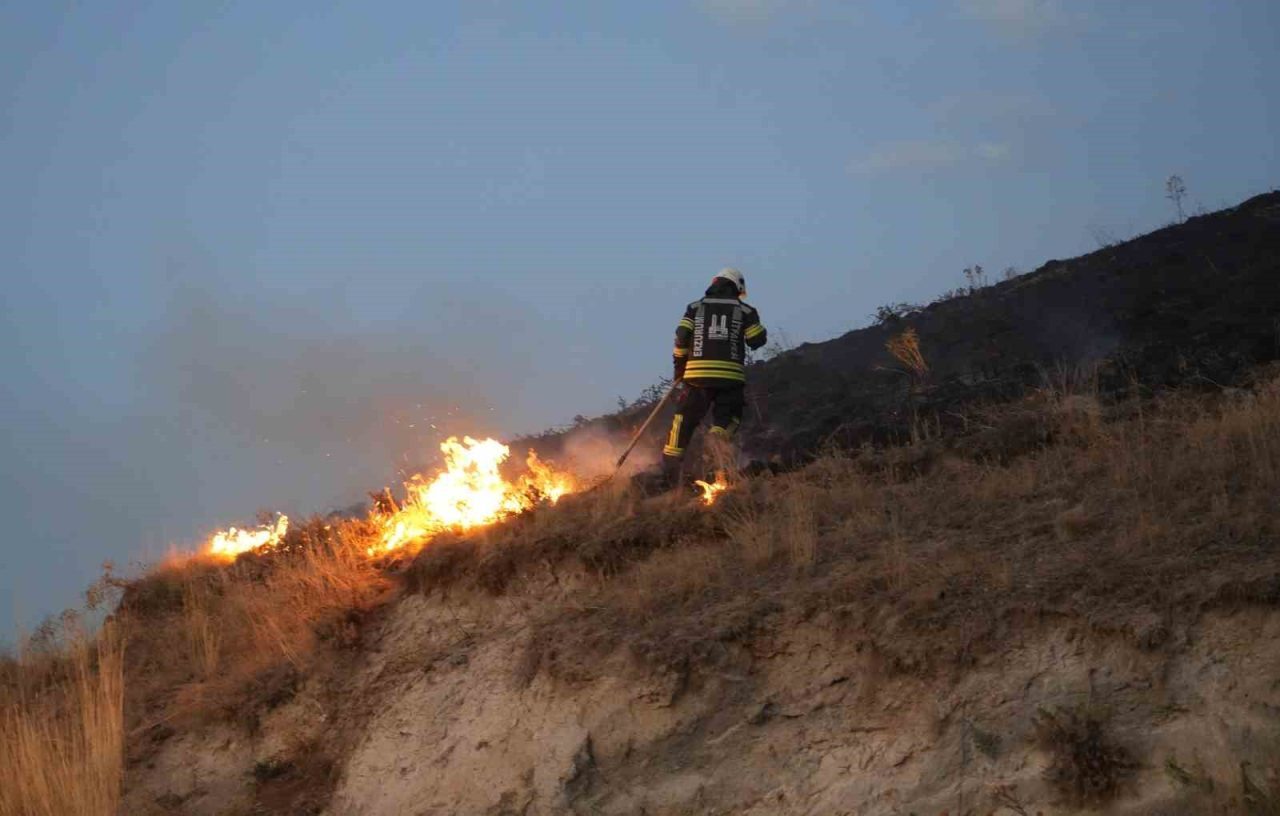 Erzurum’da havai fişek nedeniyle çıkan ot yangını itfaiye ekiplerince söndürüldü.