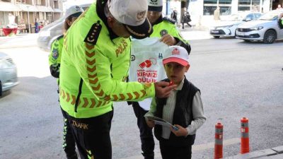 Erzurum Emniyet Müdürlüğü ekipleri, “önce yaya” kuralı uygulaması ile ilgili
