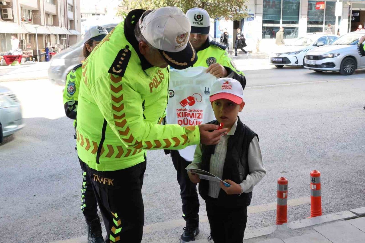 Erzurum Emniyet Müdürlüğü ekipleri, “önce yaya” kuralı uygulaması ile ilgili