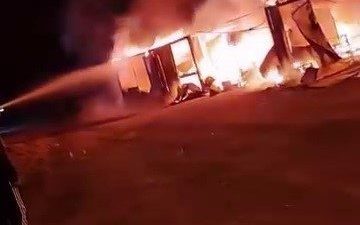 Erzurum’un Yakutiye ilçesinde şantiye alanında çıkan yangın paniğe neden oldu.