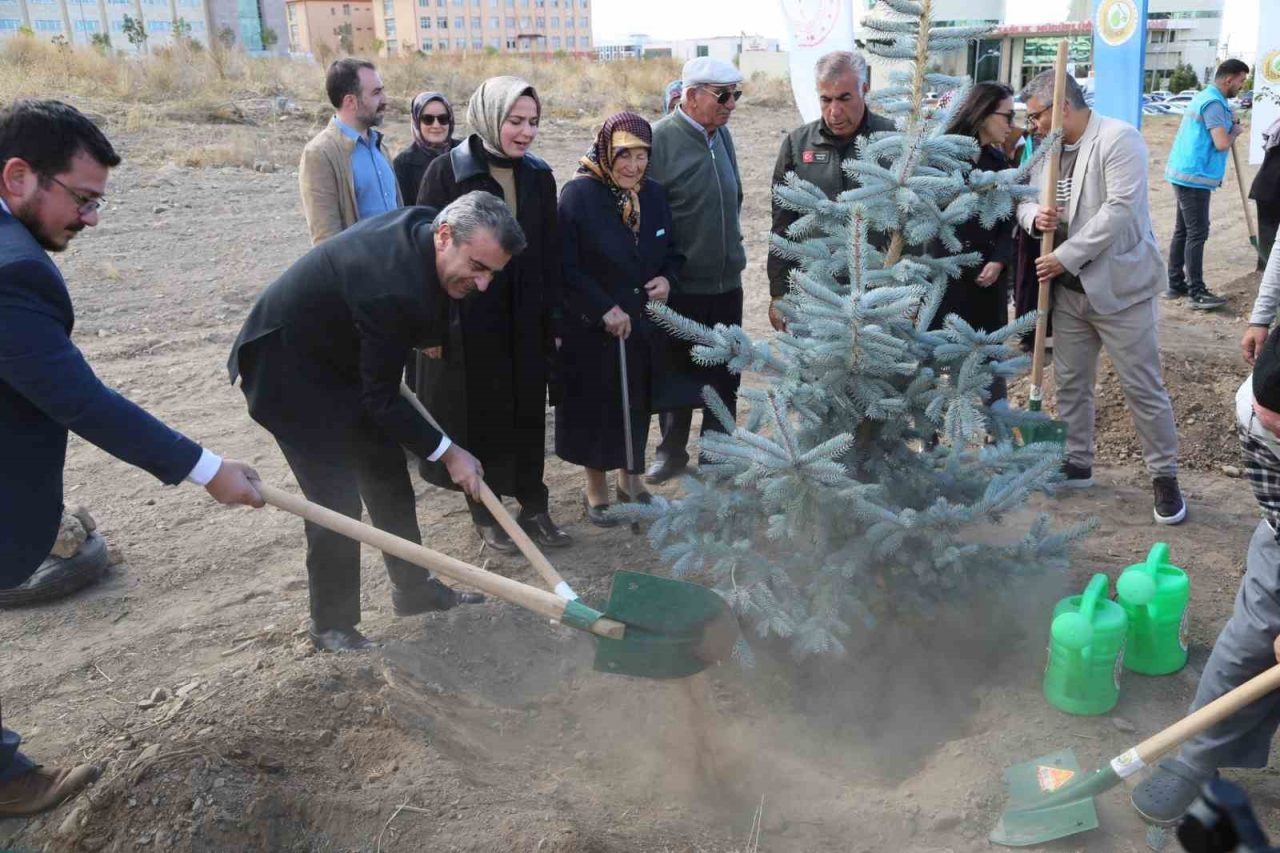 Dünya Yaşlılar Günü kapsamında, Erzurum Şehir Hastanesi bünyesinde 80 yaş