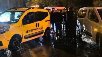 Erzurum Üniversite Kavşağı’nda yağışlı hava nedeniyle kayganlaşan yolda zincirleme trafik