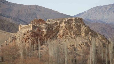 Erzurum’un Oltu ilçesinde bulunan Kız ve Oğlan Kalesi, defineciler tarafından
