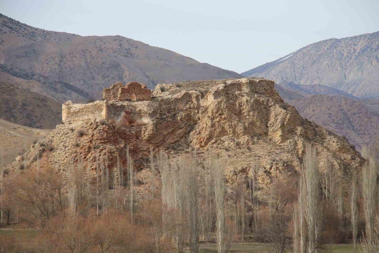 Erzurum’un Oltu ilçesinde bulunan Kız ve Oğlan Kalesi, defineciler tarafından