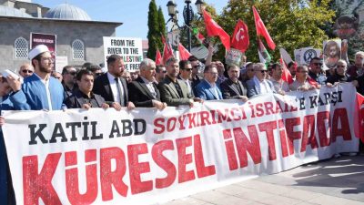 Erzurum’da Lala Mustafa Paşa Cami’nde öğle namazı sonra toplanan vatandaşlar