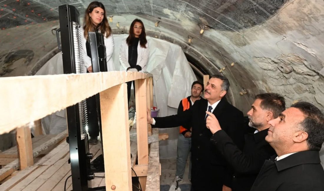 Vali Mustafa Çiftçi, restorasyonu devam eden “Erzurum Fetih Camii”nde incelemelerde