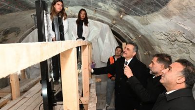 Vali Mustafa Çiftçi, restorasyonu devam eden “Erzurum Fetih Camii”nde incelemelerde