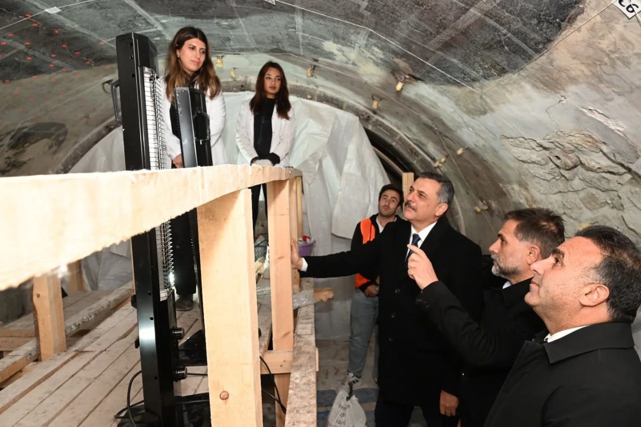 Vali Mustafa Çiftçi, restorasyonu devam eden “Erzurum Fetih Camii”nde incelemelerde