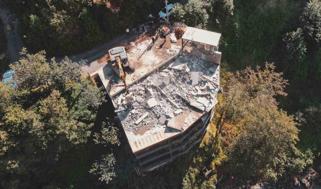 Rize’nin Ardeşen ilçesi ve Çamlıhemşin ilçesini birbirine bağlayan Fırtına Vadisi