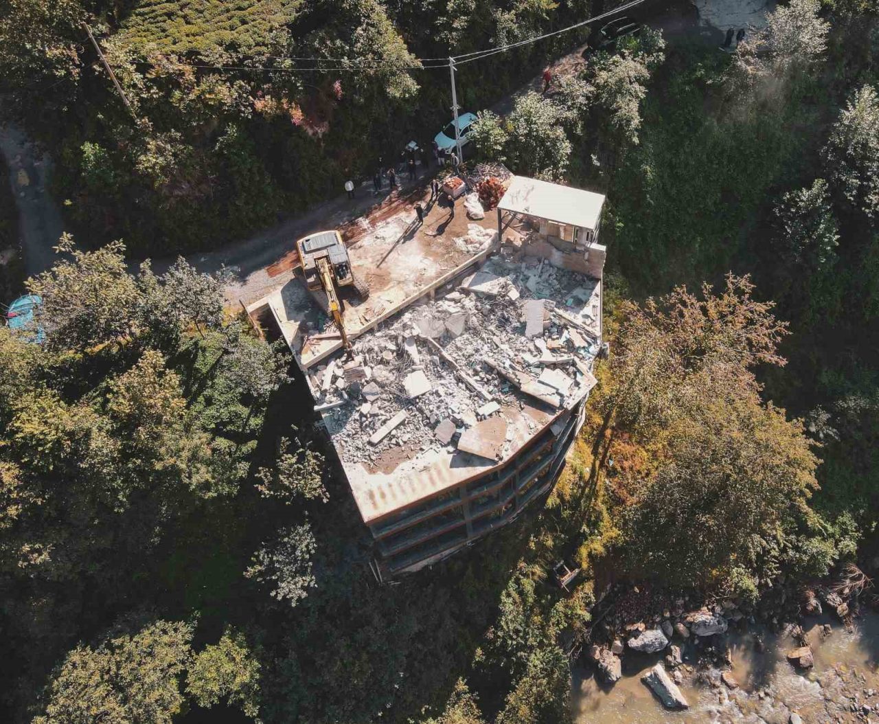 Rize’nin Ardeşen ilçesi ve Çamlıhemşin ilçesini birbirine bağlayan Fırtına Vadisi