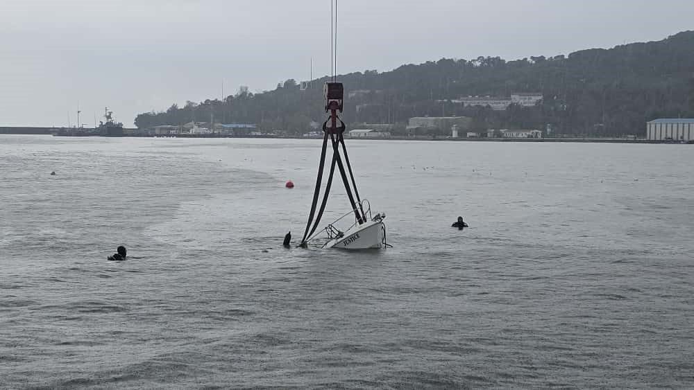 Zonguldak’ın Karadeniz Ereğli ilçesinde fırtına ve sağanak yağış nedeniyle limanda