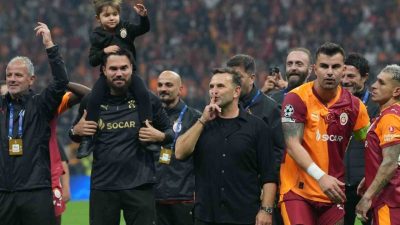 Galatasaraylı futbolcular ve teknik ekip, Liverpool galibiyetinin sevincini taraftarıyla birlikte
