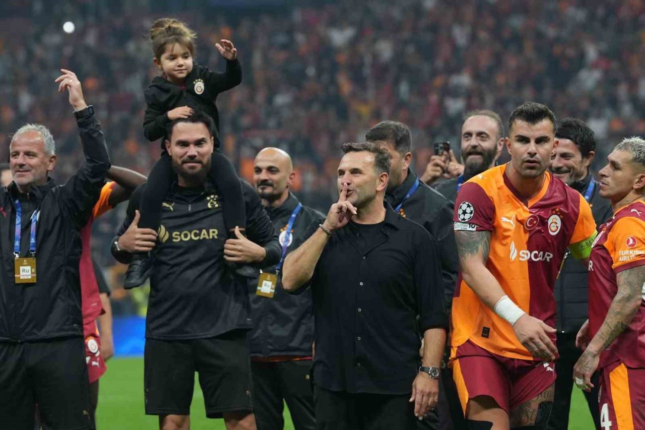 Galatasaraylı futbolcular ve teknik ekip, Liverpool galibiyetinin sevincini taraftarıyla birlikte