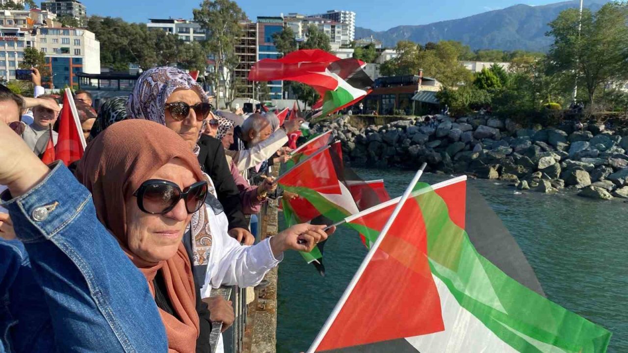 Artvin’in Arhavi ilçesinde Filistin’e destek amacıyla, Türk ve Filistin bayraklarıyla