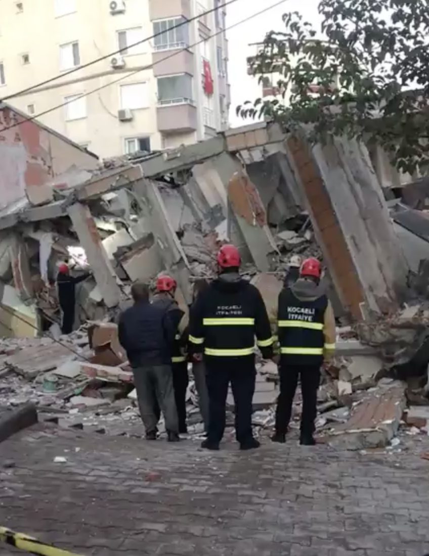 Kocaeli’nin Gebze ilçesinde 6 katlı bina çöktü. Olay yerine çok