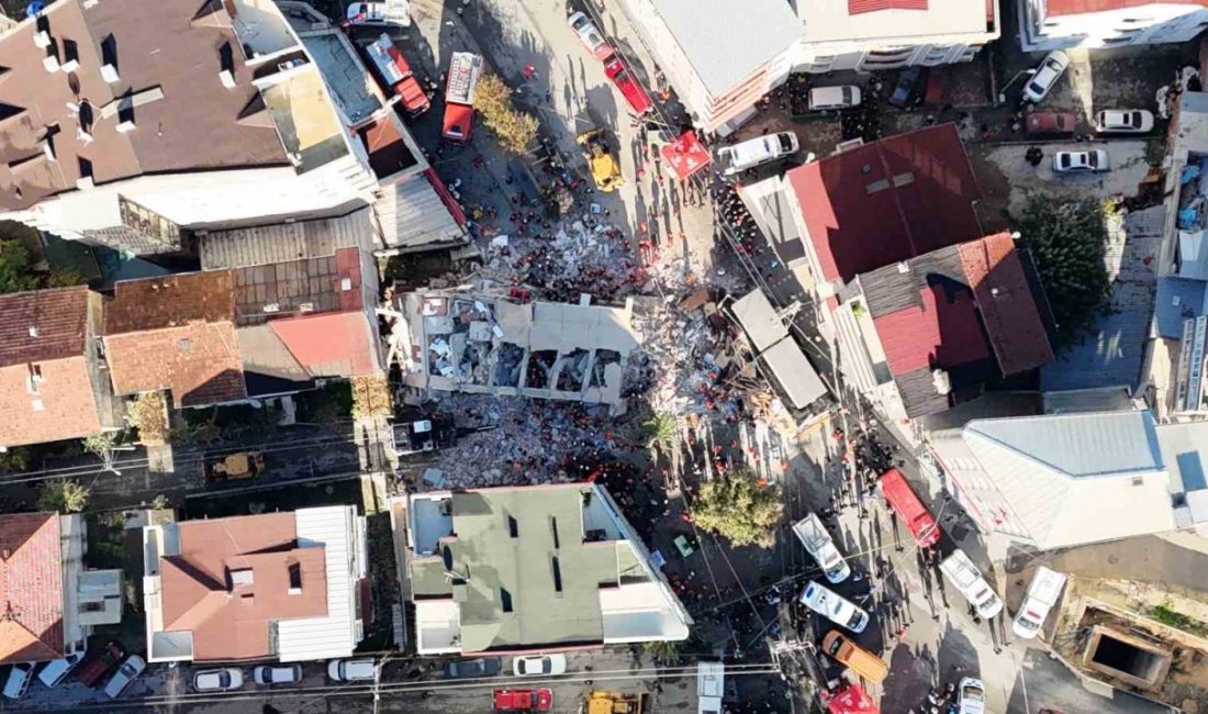 Kocaeli’nin Gebze ilçesinde çöken 6 katlı binanın enkazı ve ekiplerin