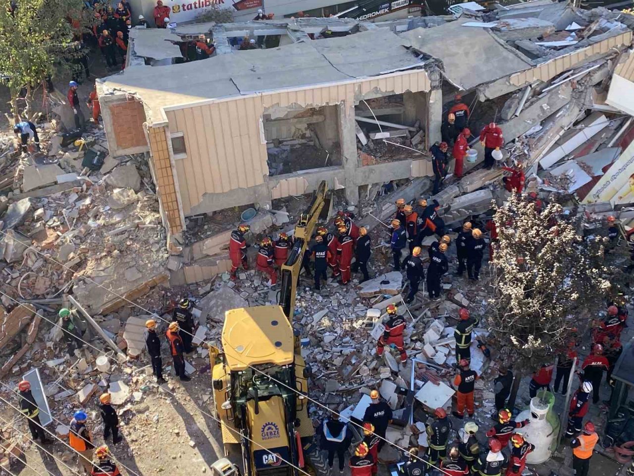 Kocaeli’nin Gebze ilçesinde çöken 6 katlı binada mahsur kaldığı değerlendirilen
