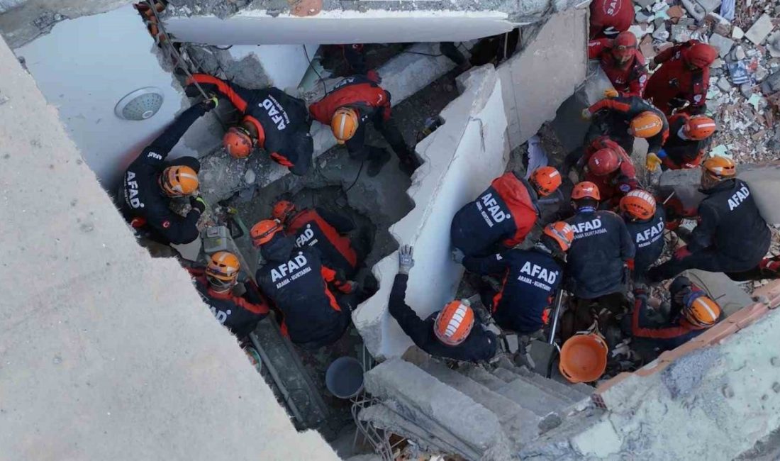 Kocaeli’nin Gebze ilçesinde aynı aileden 5 kişinin enkaz altında kaldığı