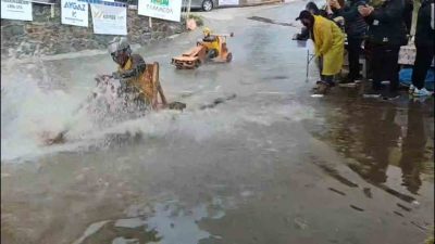 Rize’nin Çamlıhemşin ilçesinde her yıl geleneksel olarak düzenlenen tahta araba