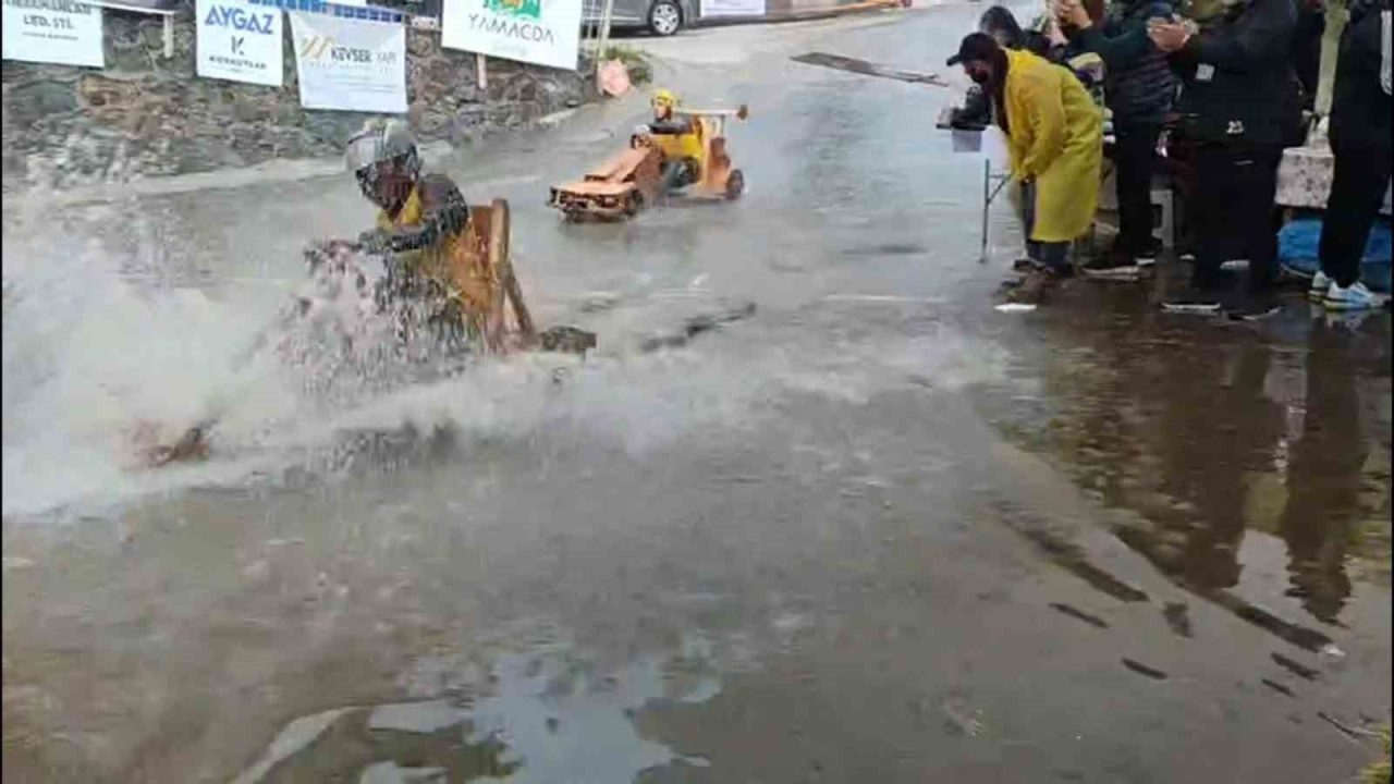 Rize’nin Çamlıhemşin ilçesinde her yıl geleneksel olarak düzenlenen tahta araba