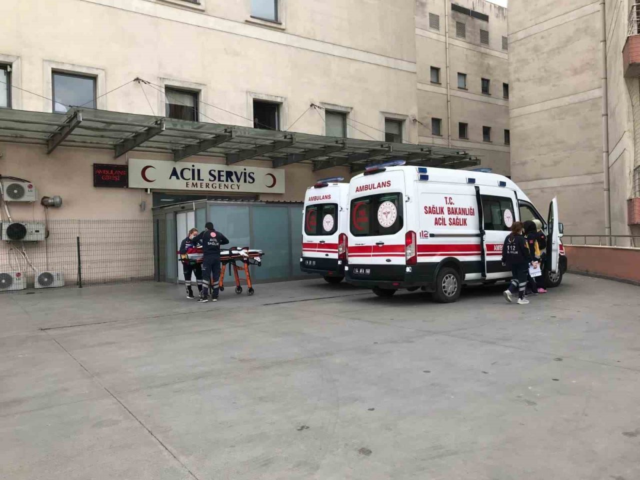 Sakarya’nın Akyazı ilçesinde 3. kattaki evinin camından düşen 26 yaşındaki