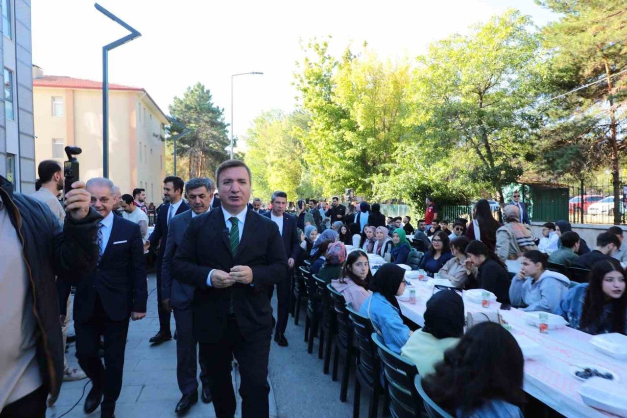 Üniversite öğrencilerinin istihdam edilebilirliğini artırmak, bilgi, beceri, çalışma alışkanlığı ve