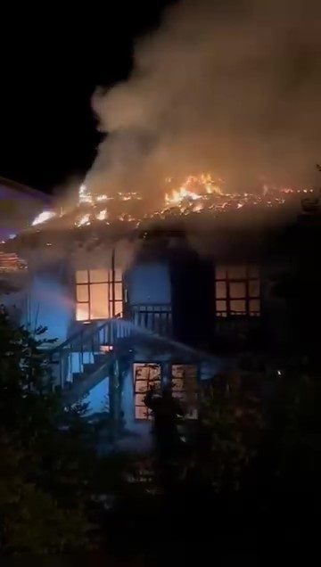 Amasya’nın Gümüşhacıköy ilçesinde çıkan yangında 2 ev zarar gördü. Edinilen