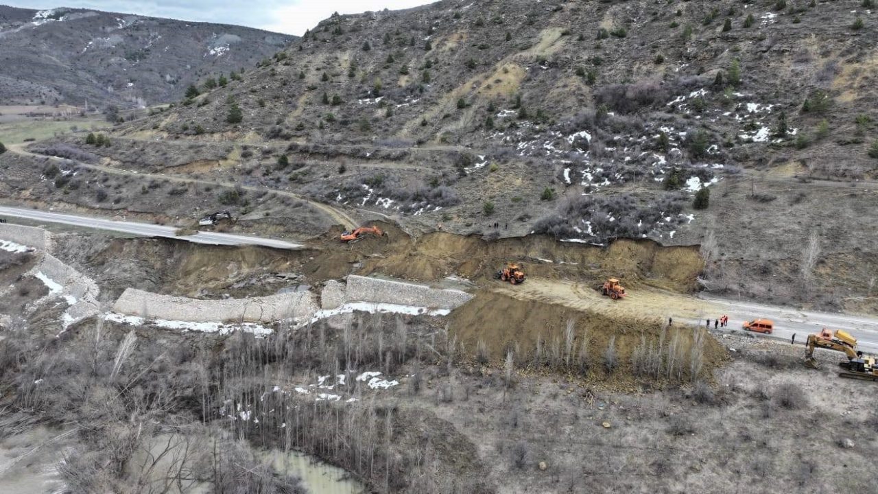 Gümüşhane-Erzincan karayolunda geçen bahar ayında meydana gelen ve yolun çökmesine