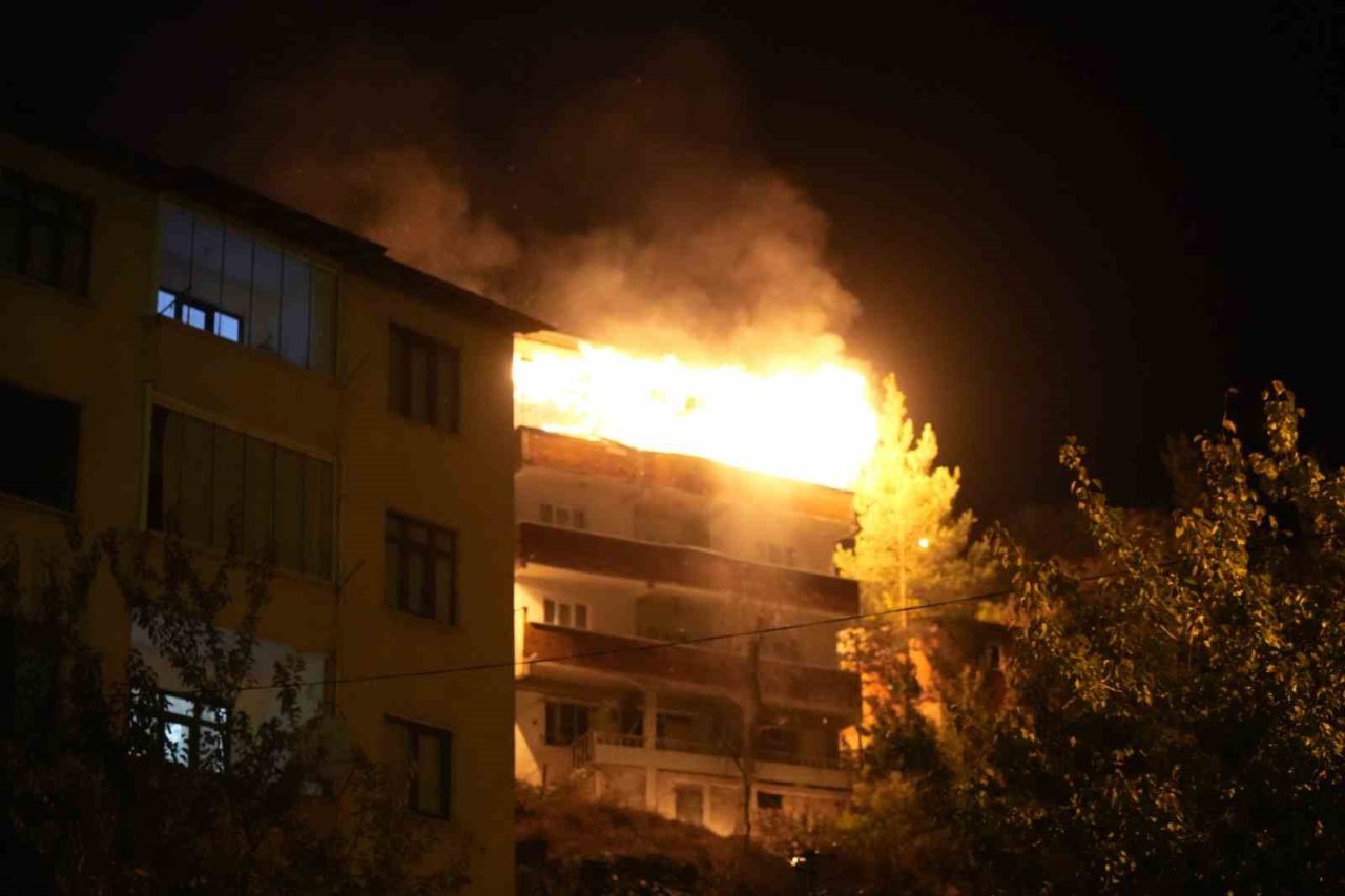 Gümüşhane’de 4 katlı bir binanın 3. katında çıkan yangında alevler