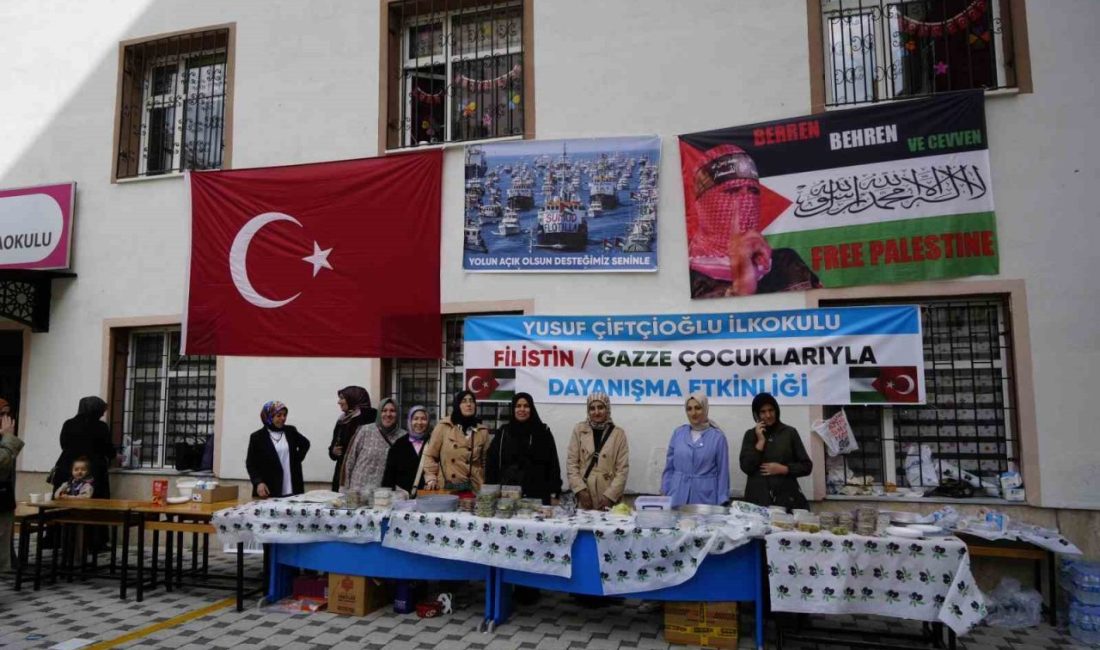 GÜMÜŞHANE (İHA) – Gümüşhane’de ilkokul öğrencileri Gazze’ye insani yardım ulaştırmak