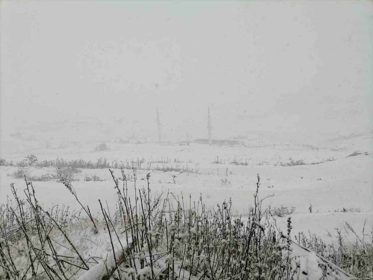 Gümüşhane’nin yüksek kesimlerinde kar yağışı etkili oldu. Yaylalar beyaza büründü.