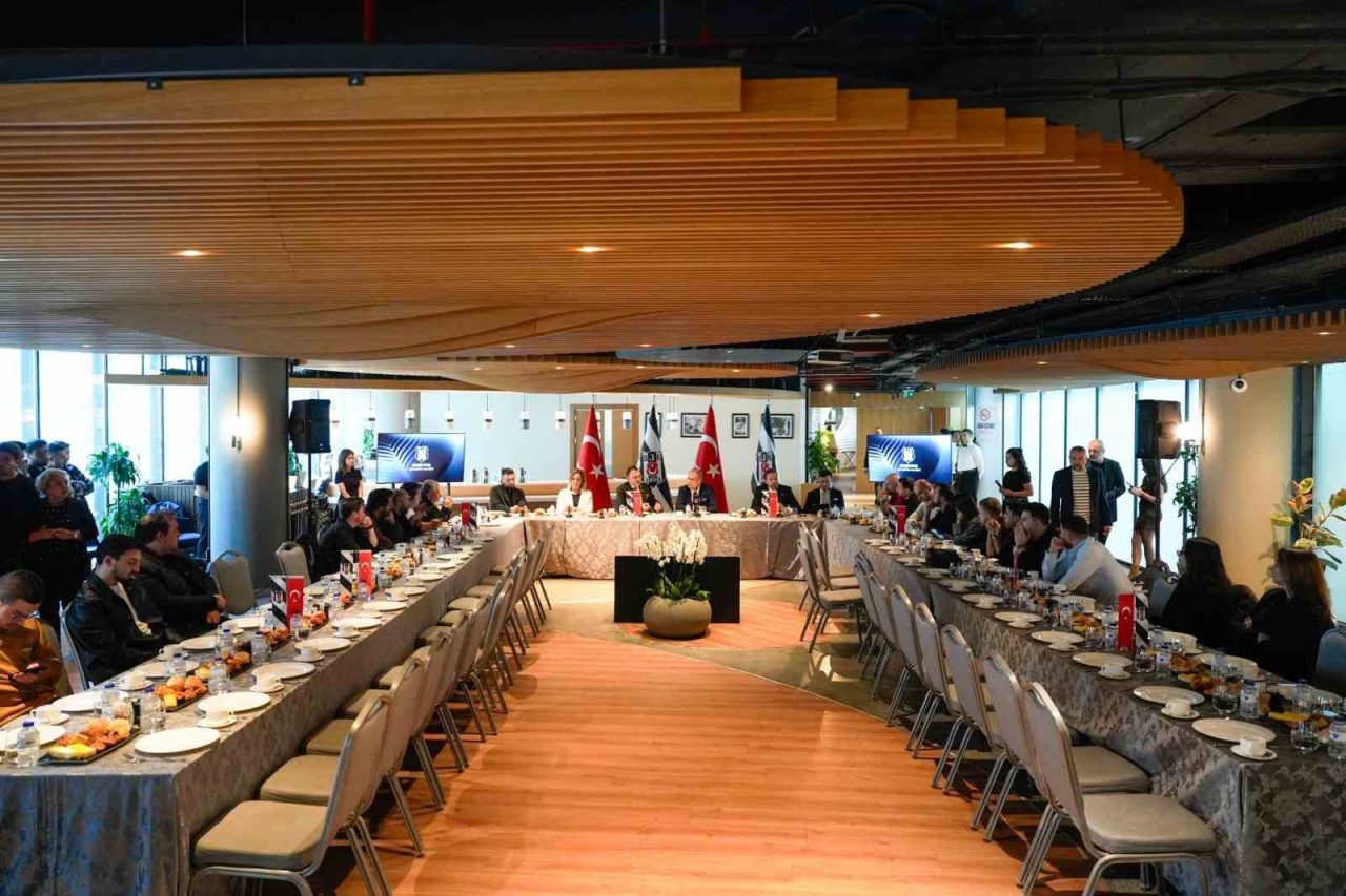 Beşiktaş Yönetim Kurulu üyeleri, basın mensuplarıyla sohbet toplantısında buluşurken, İkinci