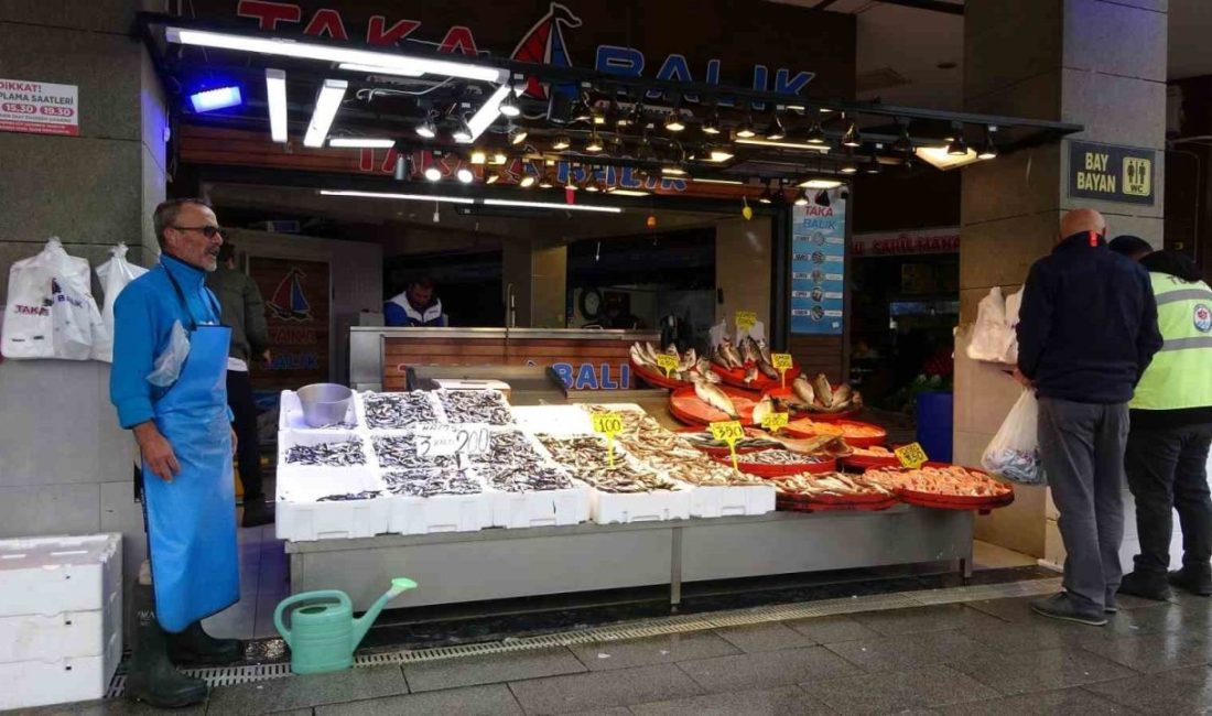 Karadeniz’de havaların soğumasıyla birlikte hamsi bolluğu yaşanıyor. Tezgâhlarda 3 kilosu